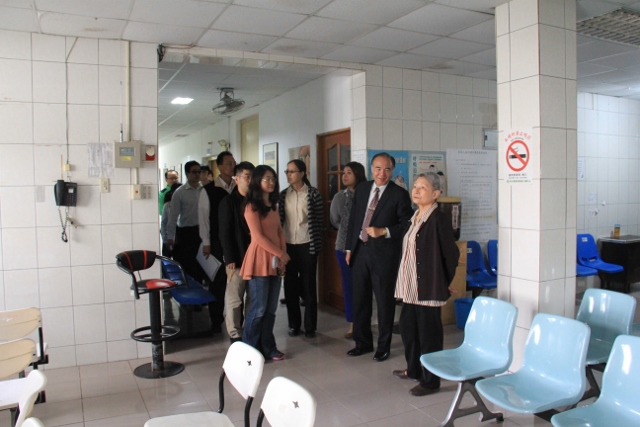 衛福部委員至臺北監獄醫務中心參觀，了解收容人醫療情形。