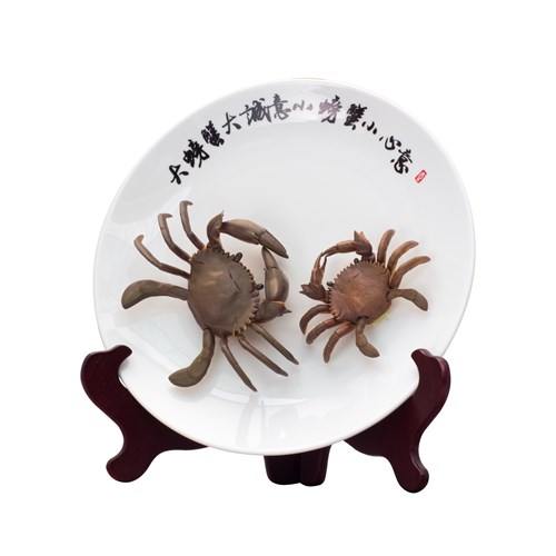 Plate decorate with crab