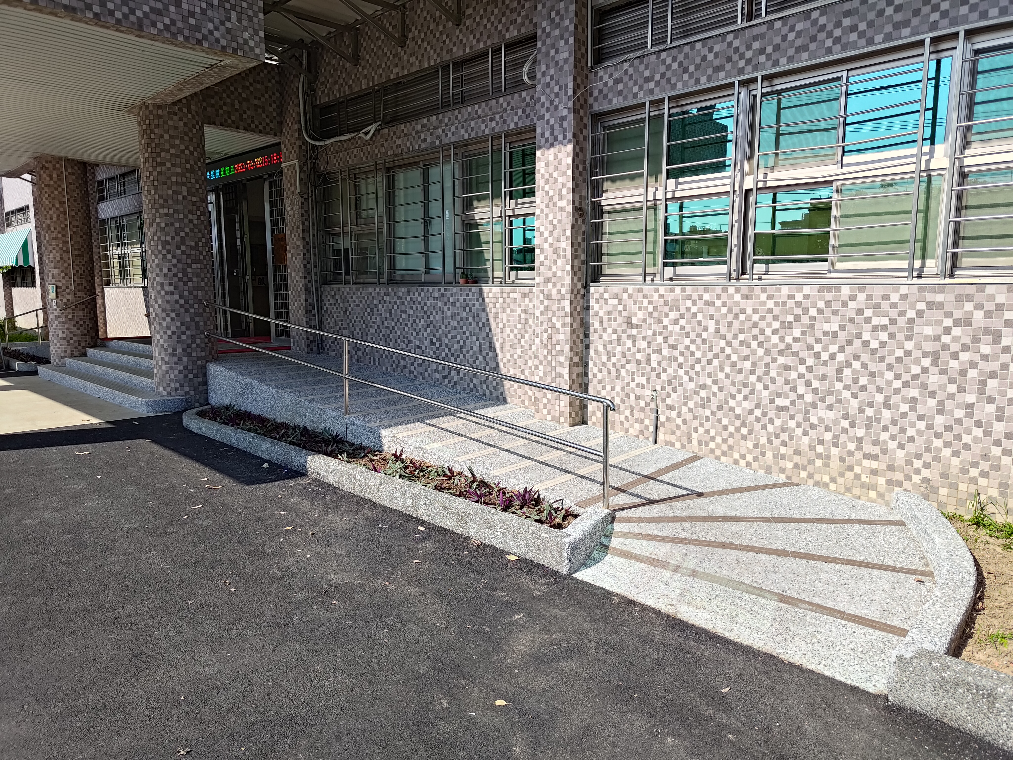 正門無障礙坡道
